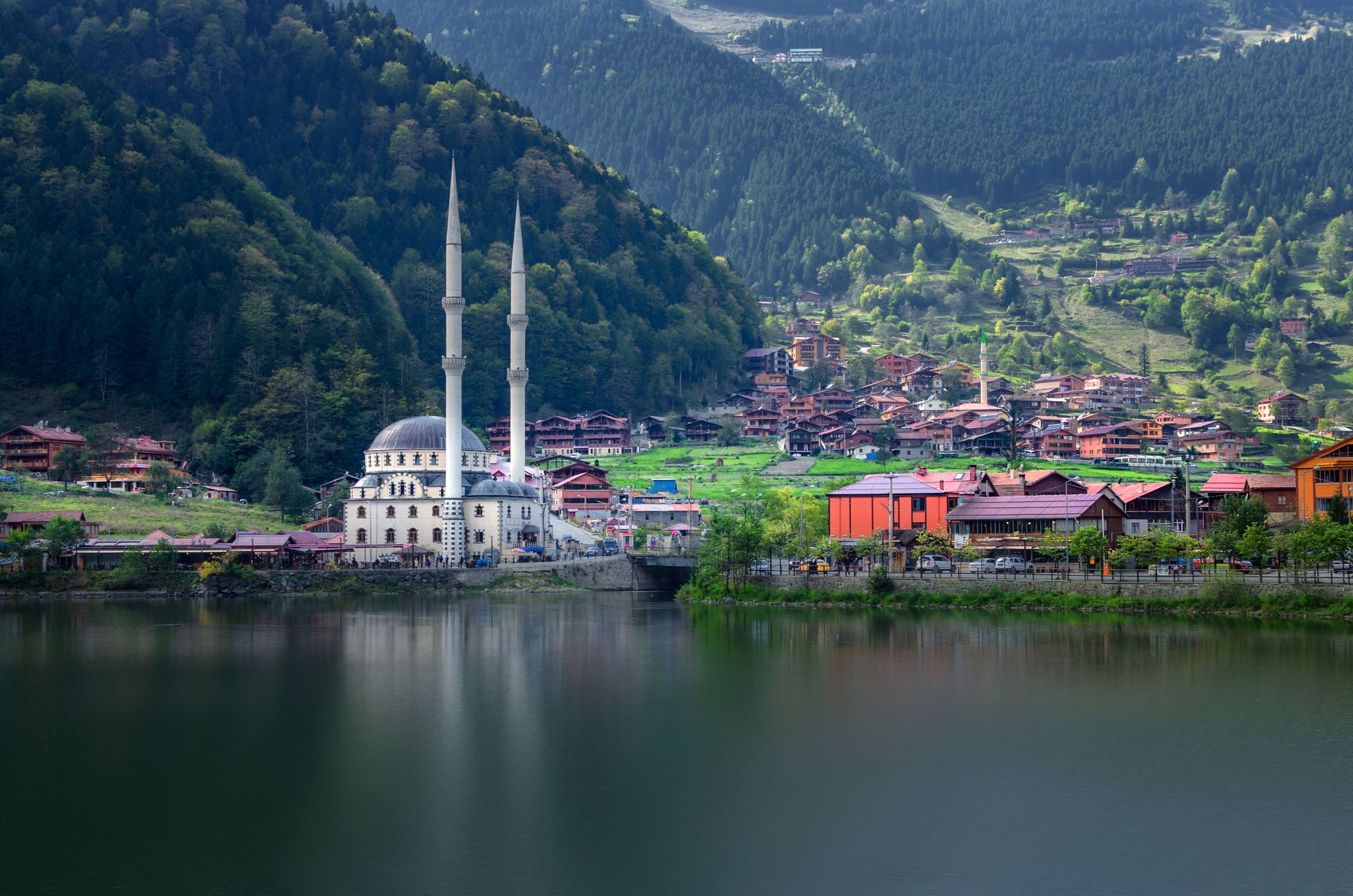 El lago de Uzungöl con la mezquita y las montañas