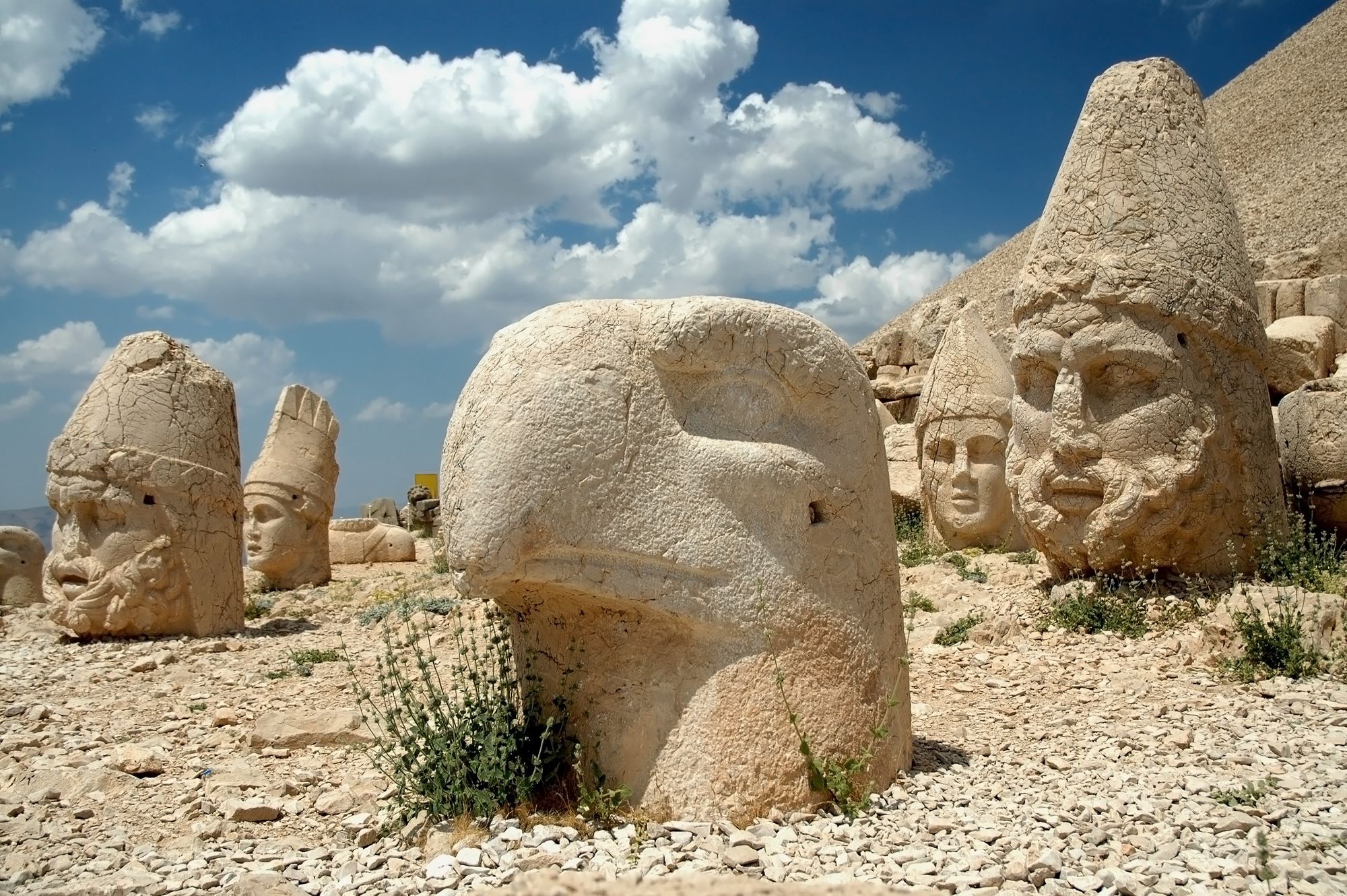 Cabezas colosales del Monte Nemrut al amanecer