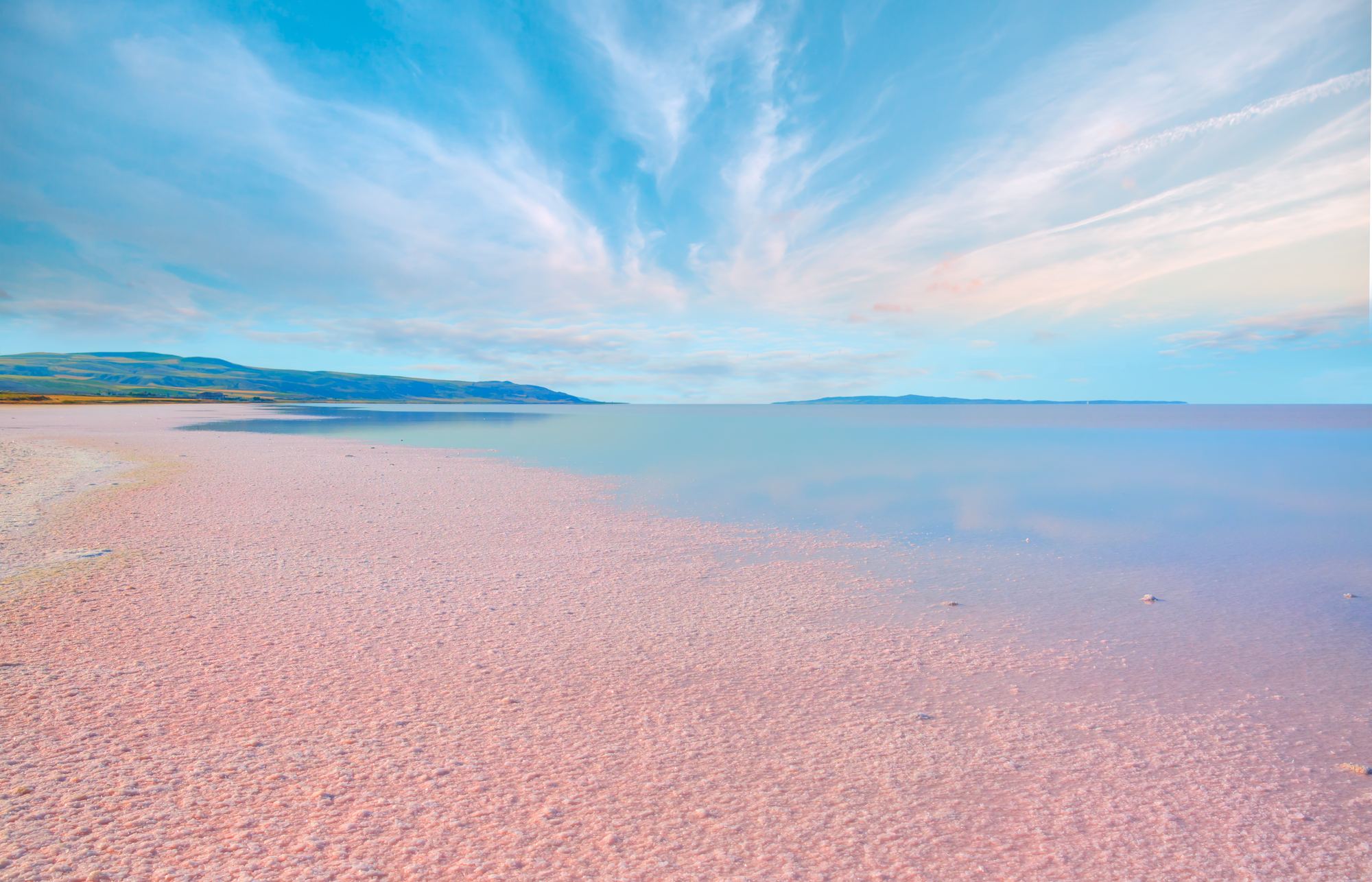 La orilla blanca del lago Salda